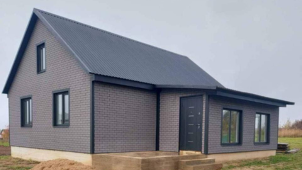 Современный фасад нового дома с фасадными термопанелями с клинкерной плиткой